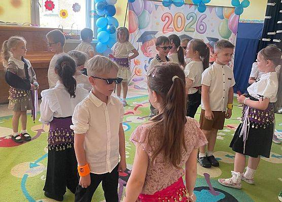 POŻEGNANIE STARSZAKÓW Z PERSONELEM ORAZ MŁODSZYMI KOLEGAMI grafika
