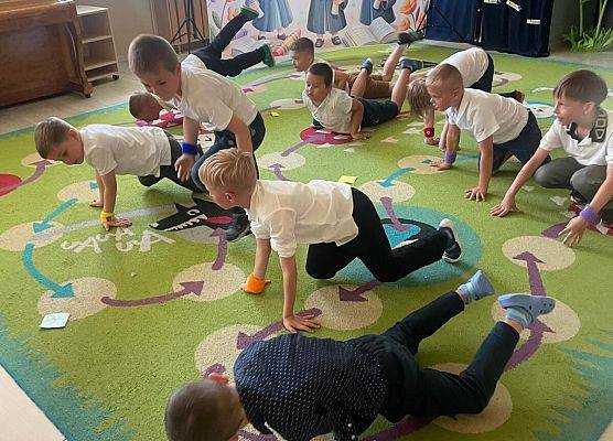 POŻEGNANIE STARSZAKÓW Z PERSONELEM ORAZ MŁODSZYMI KOLEGAMI grafika