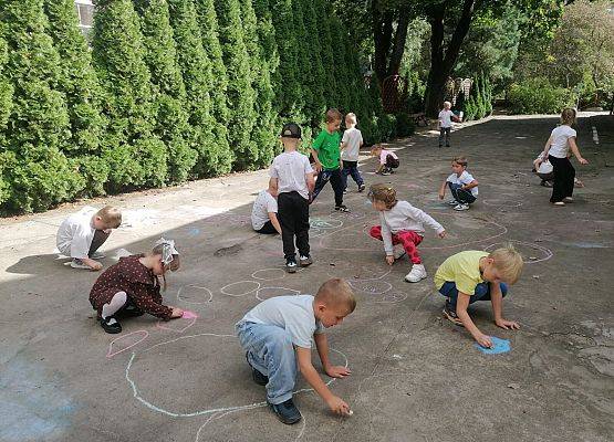 DZIEŃ KROPKI W PRZEDSZKOLU grafika