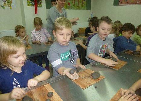 WARSZTATY  EDUKACYJNE  W  MUZEUM   grafika