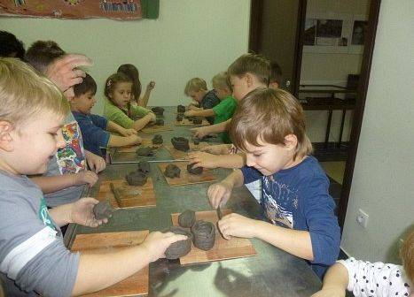 WARSZTATY  EDUKACYJNE  W  MUZEUM   grafika