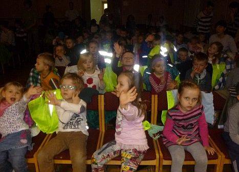 MISIAKI I KRASNOLUDKI NA PRZEDSTAWIENIU TEATRALNYM grafika