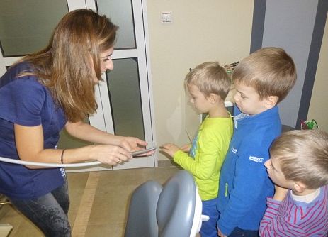 MISIAKI U STOMATOLOGA grafika