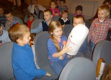 MISIAKI  I  TYGRYSKI  W  TEATRZE  LALEK  ,, TĘCZA '' grafika