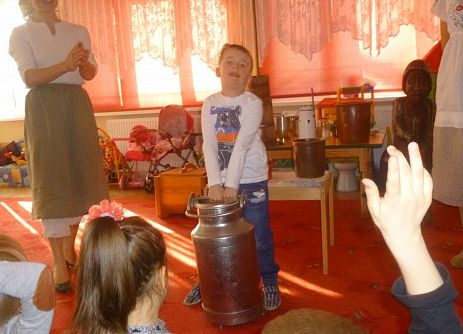 MLECZNA  DROGA  W  PRZEDSZKOLU  grafika