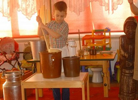 MLECZNA  DROGA  W  PRZEDSZKOLU  grafika