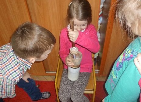 MLECZNA  DROGA  W  PRZEDSZKOLU  grafika