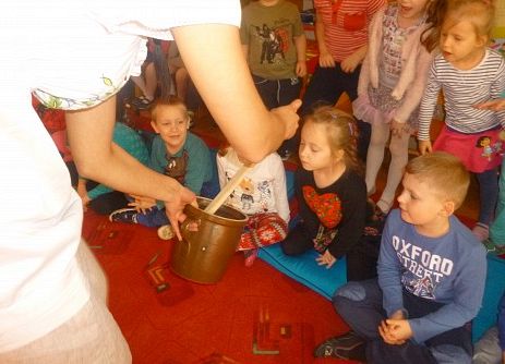 MLECZNA  DROGA  W  PRZEDSZKOLU  grafika