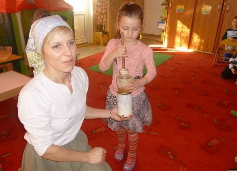 MLECZNA  DROGA  W  PRZEDSZKOLU  grafika