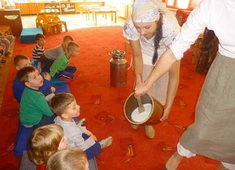 MLECZNA  DROGA  W  PRZEDSZKOLU  grafika