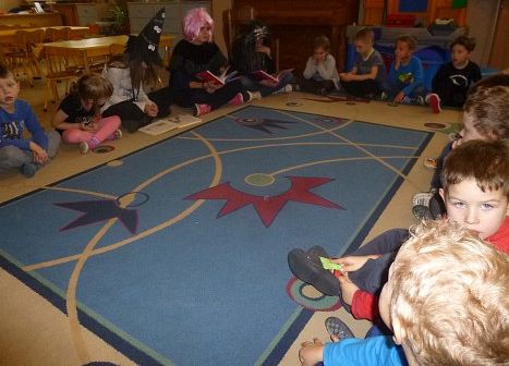 GIMNAZJALISTKI  CZYTAJĄ  STARSZAKOM grafika