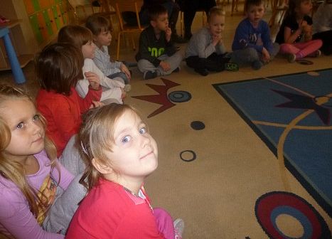 GIMNAZJALISTKI  CZYTAJĄ  STARSZAKOM grafika