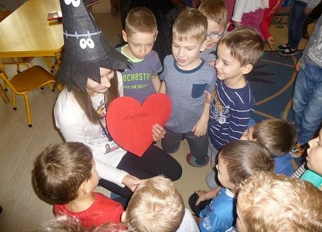 GIMNAZJALISTKI  CZYTAJĄ  STARSZAKOM grafika