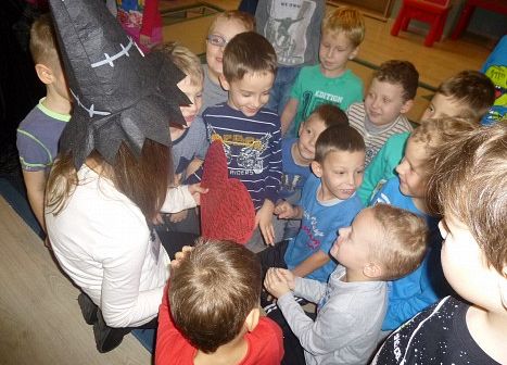 GIMNAZJALISTKI  CZYTAJĄ  STARSZAKOM grafika