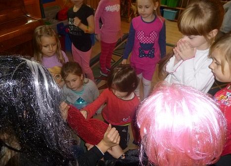 GIMNAZJALISTKI  CZYTAJĄ  STARSZAKOM grafika