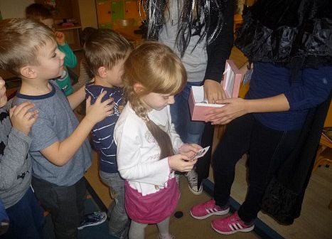 GIMNAZJALISTKI  CZYTAJĄ  STARSZAKOM grafika