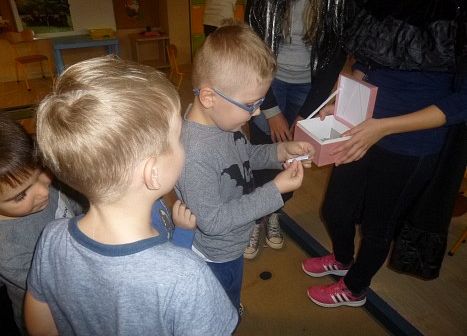 GIMNAZJALISTKI  CZYTAJĄ  STARSZAKOM grafika