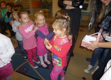 GIMNAZJALISTKI  CZYTAJĄ  STARSZAKOM grafika