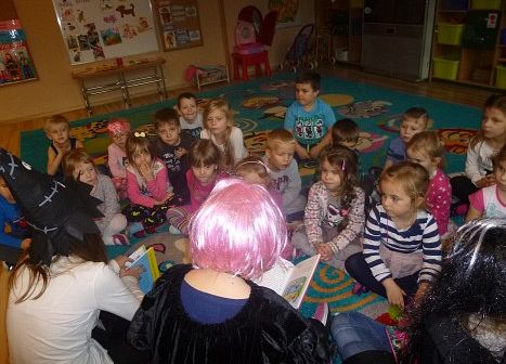 GIMNAZJALISTKI  CZYTAJĄ  STARSZAKOM grafika