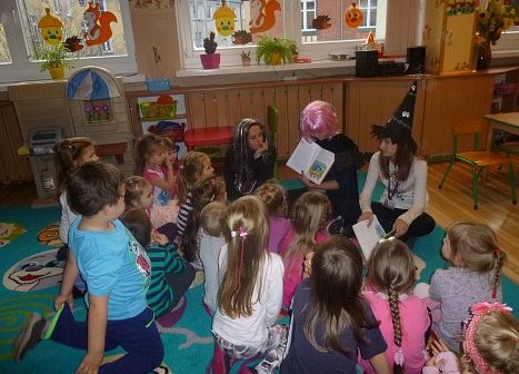 GIMNAZJALISTKI  CZYTAJĄ  STARSZAKOM grafika