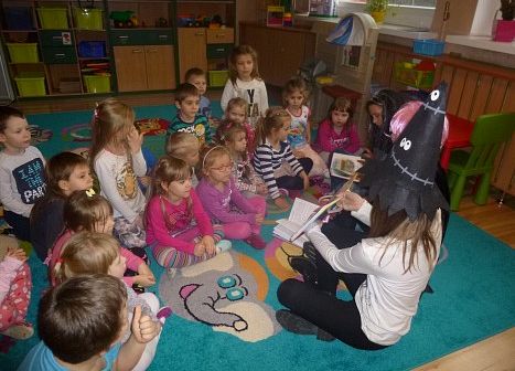 GIMNAZJALISTKI  CZYTAJĄ  STARSZAKOM grafika