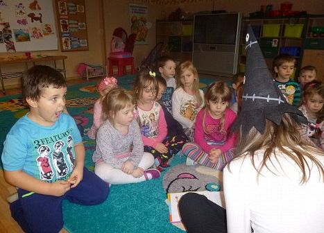 GIMNAZJALISTKI  CZYTAJĄ  STARSZAKOM grafika