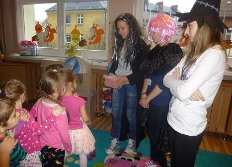 GIMNAZJALISTKI  CZYTAJĄ  STARSZAKOM grafika