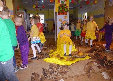 MOTYLKI NA BALU U PANI JESIENI grafika