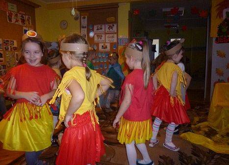 MOTYLKI NA BALU U PANI JESIENI grafika