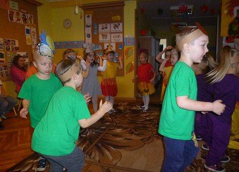 MOTYLKI NA BALU U PANI JESIENI grafika