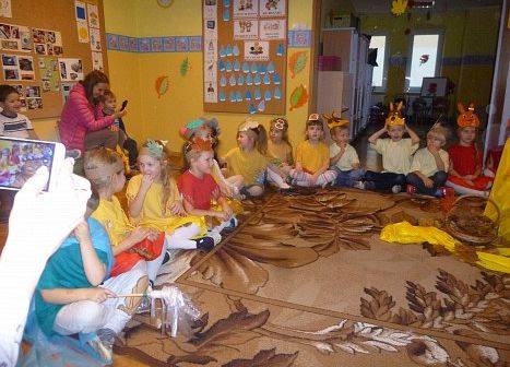 MOTYLKI NA BALU U PANI JESIENI grafika