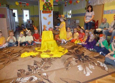 MOTYLKI NA BALU U PANI JESIENI grafika