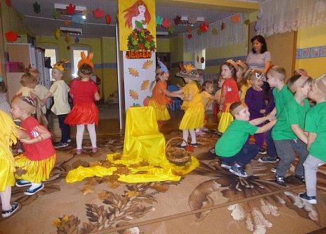 MOTYLKI NA BALU U PANI JESIENI grafika