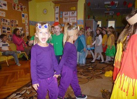 MOTYLKI NA BALU U PANI JESIENI grafika