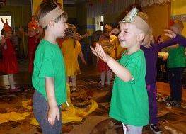 MOTYLKI NA BALU U PANI JESIENI grafika