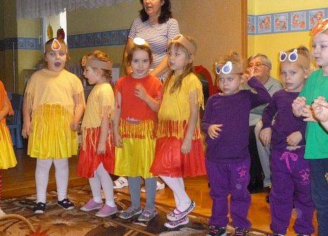 MOTYLKI NA BALU U PANI JESIENI grafika