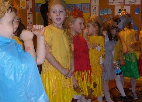 MOTYLKI NA BALU U PANI JESIENI grafika