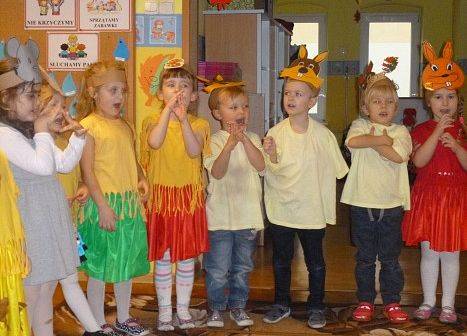 MOTYLKI NA BALU U PANI JESIENI grafika