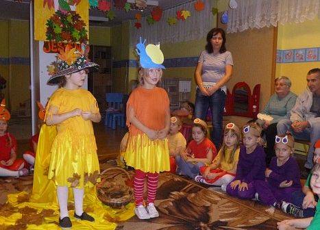 MOTYLKI NA BALU U PANI JESIENI grafika