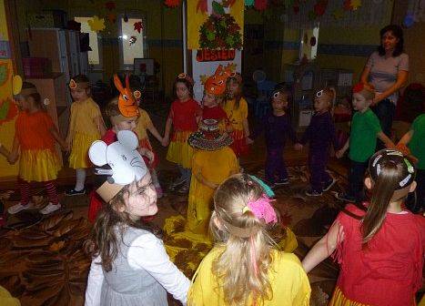 MOTYLKI NA BALU U PANI JESIENI grafika