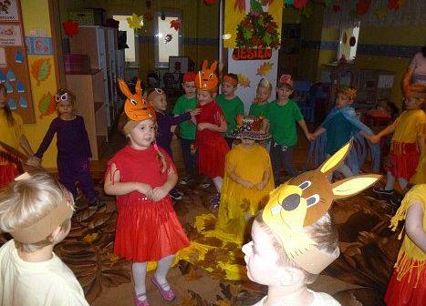 MOTYLKI NA BALU U PANI JESIENI grafika