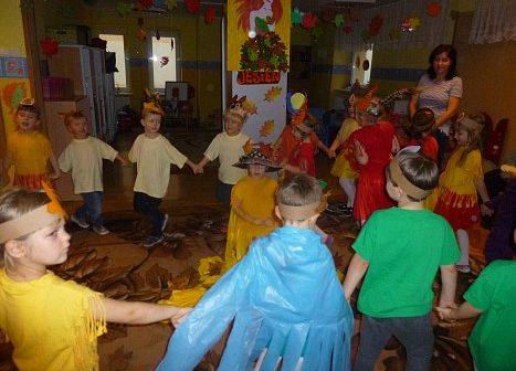 MOTYLKI NA BALU U PANI JESIENI grafika