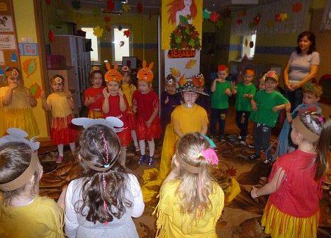 MOTYLKI NA BALU U PANI JESIENI grafika