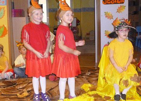 MOTYLKI NA BALU U PANI JESIENI grafika