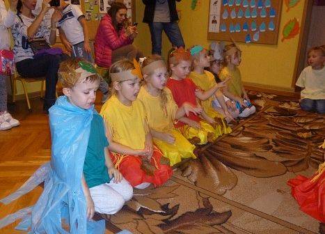 MOTYLKI NA BALU U PANI JESIENI grafika