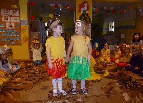 MOTYLKI NA BALU U PANI JESIENI grafika