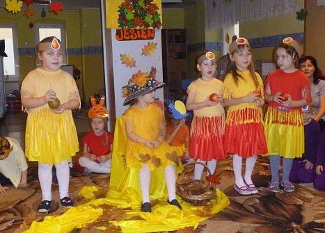 MOTYLKI NA BALU U PANI JESIENI grafika