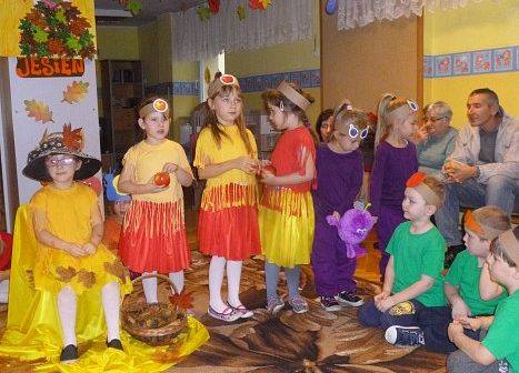 MOTYLKI NA BALU U PANI JESIENI grafika