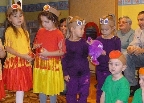 MOTYLKI NA BALU U PANI JESIENI grafika