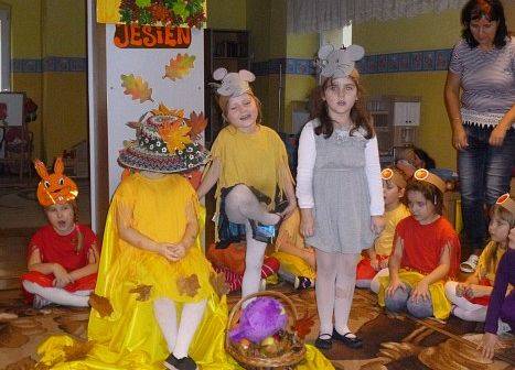 MOTYLKI NA BALU U PANI JESIENI grafika